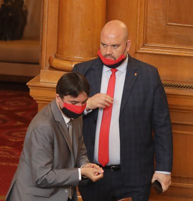 По идея на най-новия си колега - Деан Станчев (централно на снимката), депутатите от ВМРО са с маски в цветовете на партийното знаме.