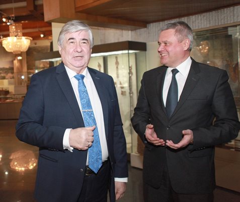 Руският посланик Дмитрий Макаров (вляво)