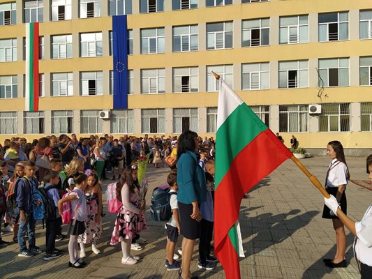 Дворът на ОУ "Драган Манчов" се изпълни с ученици и родители, но при спазване на мерките. Снимки: Авторът
