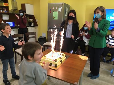 С торта бе отбелязан първият рожден ден на социалния център