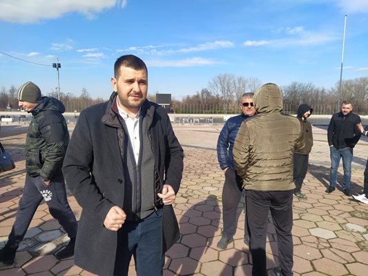 Йордан Иванов оглави протеста на Гребната база. Снимка: РАДКО ПАУНОВ
