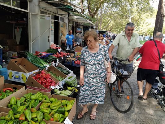 Пловдивчанка обикаля сергиите на пазара на ул. "Младежка", за да си хареса зеленчук. Снимки: Авторът