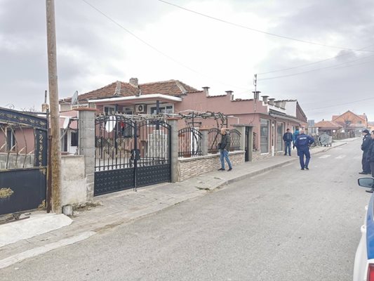Полицейската акция започна в ромския квартал "Победа" в Бургас. Снимки и видео: ОС МВР Бургас