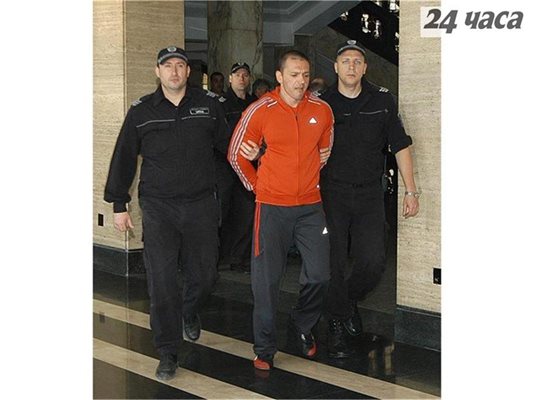 Полицаи водят в съда Стефан Рангелов.
СНИМКА: ГЕРГАНА ВУТОВА 
