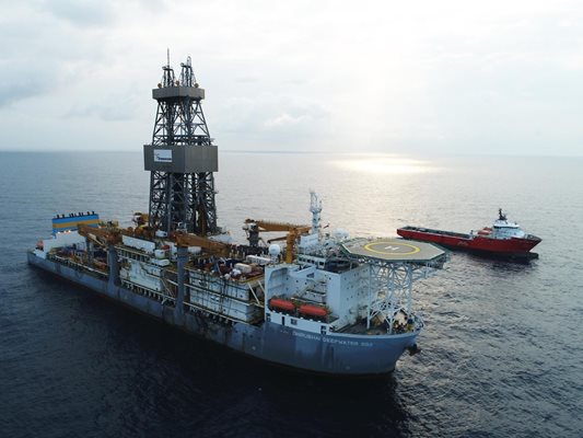 Кораб за сондажи, който проучва за Woodside Energy във водите на Мианмар.