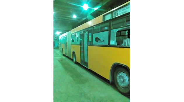 Около 15 стъкла по двата атобуса били счупени. СНИМКИ: Фейсбук/Krasimir Kamenov