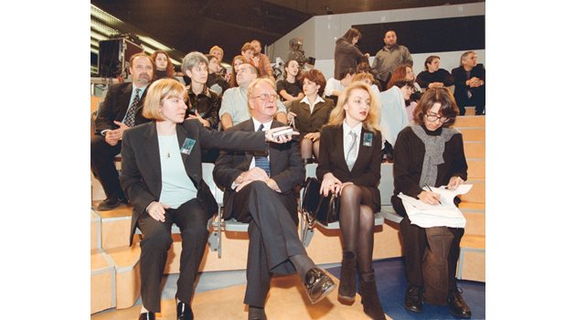 Светлана Василева (вляво) и Албърт Парсънс гледат на живо първото издание на “Шоуто на Слави”.