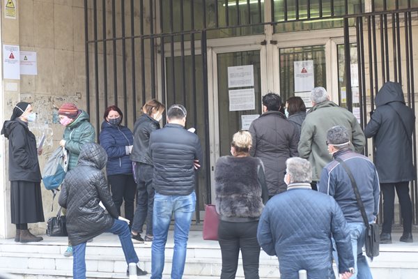 Десетки загубили работата си заради кризата се наредиха на опашка пред НОИ в София, за да подадат документите си за обезщетение.

СНИМКА: ВЕЛИСЛАВ НИКОЛОВ