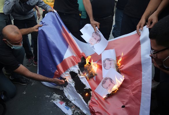 Иракчани палят френското знаме и снимки на Макрон.