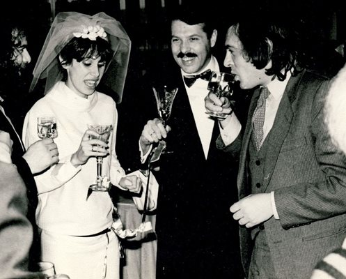 На сватбата си с Кристина Димитрова, вдясно до младоженците е Михаил Белчев. 