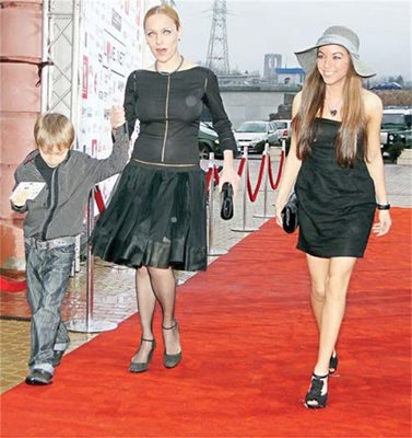 СВЕТСКО: Койна на премиерата на "Love.Net" заедно с Лора Чешмеджиева, с която играят майка и дъщеря и един от синовете си.

