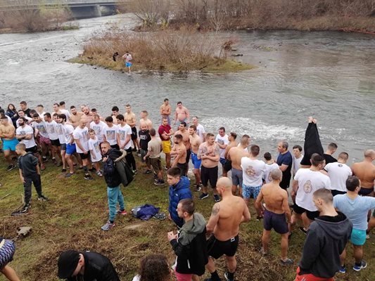 Кандидатите за кръста се готвят да скочат във водата.