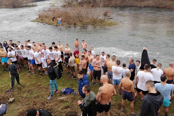 Кандидатите за кръста се готвят да скочат във водата.