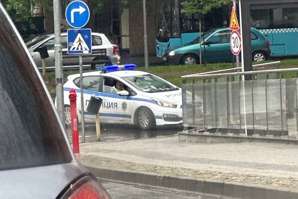 Полицейската кола блокира завоя от ул. "Гладстон" към бул. "Руски".