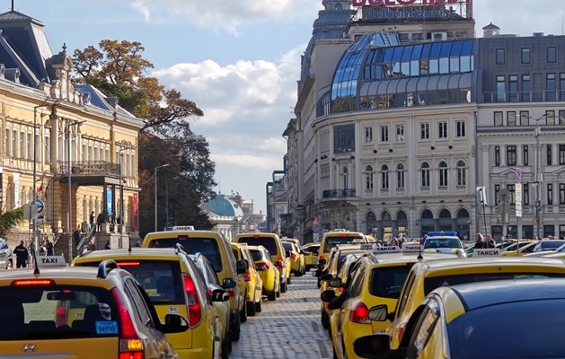 Свалиха цената на застраховката за таксита, но пак плашат с блокади