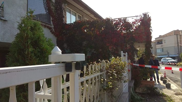 Криминалисти оглеждат къщата в Сарафово, където е станало зверското убийство