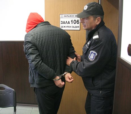 Охраната води Димчо Стоилов към съдебната зала