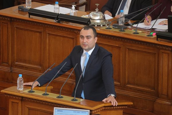 Депутатът от ГЕРБ Александър Иванов първи “помириса” дубайския парфюм върху мотивите на БСП.