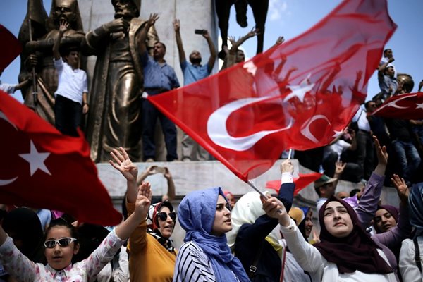 Подръжници на Ердоган развяват турското знаме СНИМКА: Ройтерс