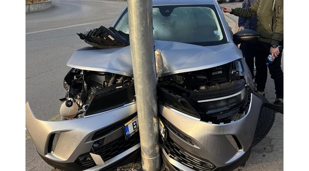 Кола се заби в стълб в Студентски град СНИМКИ: Фейсбук/Катастрофи в София