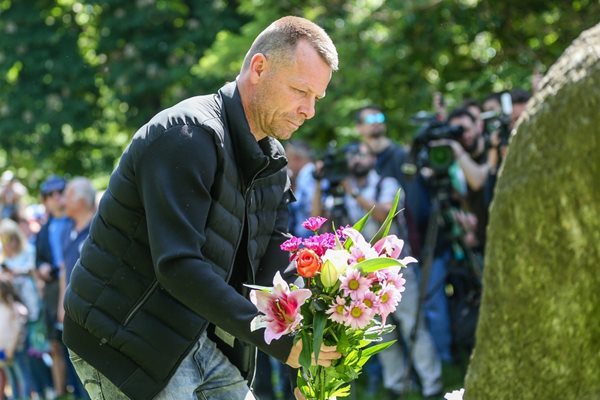 Треньорът на "Левски" Елин Топузаков поднася цветя на паметника на могилката в 22-а гимназия в София, където през 1914 г. е учреден футболният клуб. СНИМКИ: LAP.BG