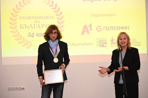 Ирена Цакова, директор “Разрешителни и правни дейности” в “Дънди Прешъс Металс”, връчи наградата на Виктор Лилов.
