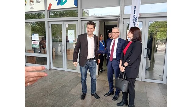 Въпреки скандалите в НС Николай Денков и Кирил Петков стигнаха до Благоевград за среща със симпатизанти.