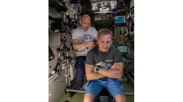 Герст подстригва Прокопиев в Космоса Снимка: НАСА
