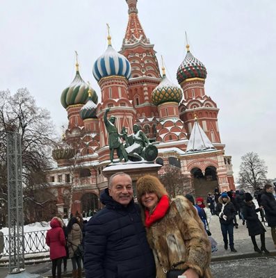Тази снимка от Москва на семейство Доневи събуди подозренията, че новият премиер е русофил.