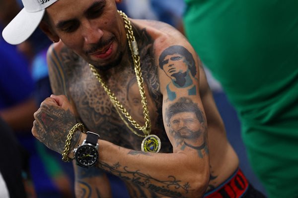Аржентински фен демонстрира татуировките си на Диего Марадона и Лионел Меси по време на мача с Мексико.