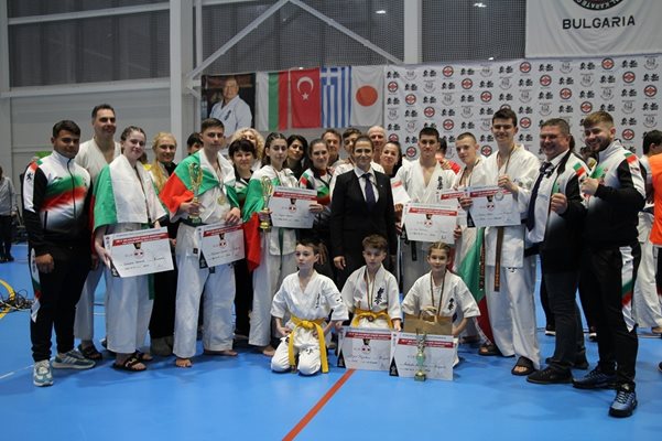 Българските каратеки, завоювали призови места на Деветото Балканско първенство.