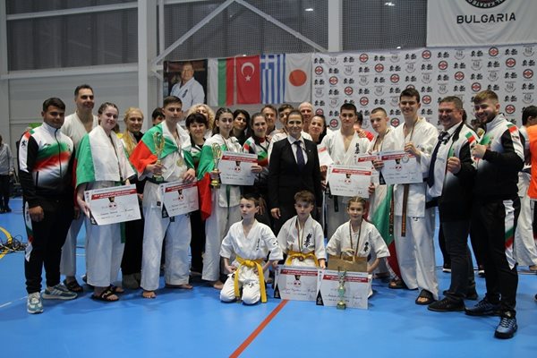 Българските каратеки, завоювали призови места на Деветото Балканско първенство.