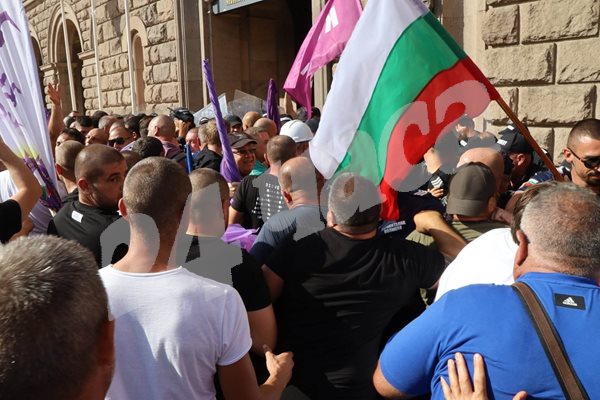 Протестиращи се опитаха да нахлуят в сградата на Министерския съвет. СНИМКИ: Румяна Тонева