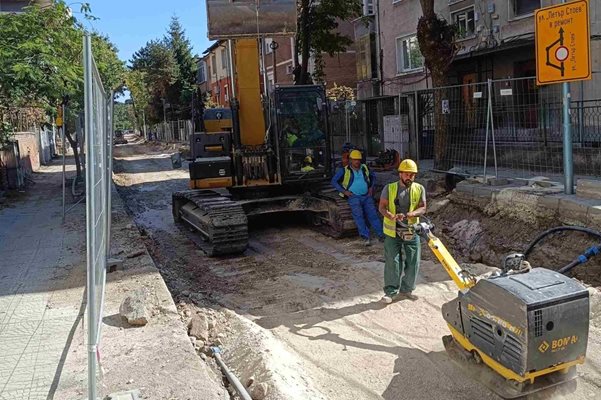 Строители работят в района преди пресечката с ул. "Михалаки Георгиев".