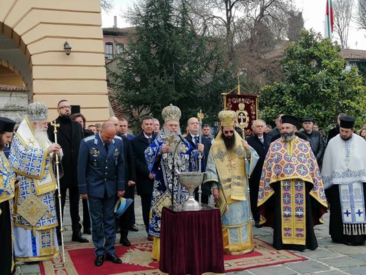 Церемонията протече вълнуващо и тържесствено.