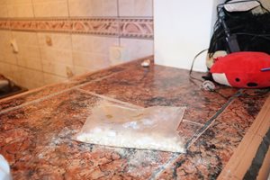 В Бургас задържаха 34-годишен готвач на пико, превърнал апартамент в нарколаборатория  (Снимки)
