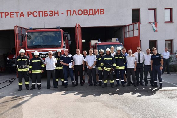 Съставът на трета пожарна служба в Пловдив изпрати в заслужен отдих двамата свои колеги.