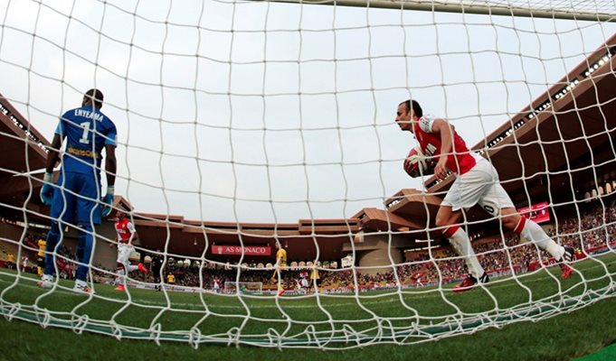 Бербатов грабва топката след изравнителния си гол срещу “Лил” и тича към центъра. Снимки: Ройтерс