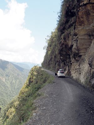 Пътят на смъртта в Боливия свързва столицата Ла Пас (3400 метра) с джунглата. На места е широк само три метра и е един от най-опасните в света.