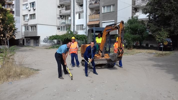 Кметът Ральо Ралев даде старт на строителството на новия паркинг.