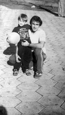 Малкият Стойко с баща си, на когото дължи любовта си към колоезденето.