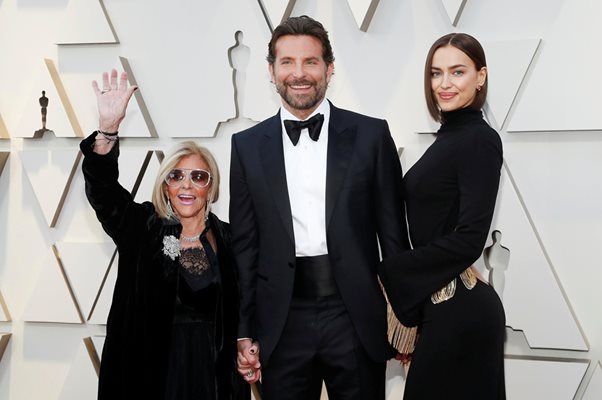 Брадли Купър пристигна с майка си и Ирина Шейк на церемонията за връчване на “Оскар” в неделя вечерта.