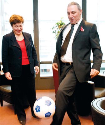 Христо Стоичков показва футболни умения пред Кристалина
Георгиева в Брюксел. Оказа се, че българският еврокомисар
също е била с №8, докато е играла хандбал навремето. А
кабинетът є в Еврокомисията е на осмия етаж. СНИМКА: ЕВРОПЕЙСКА КОМИСИЯ