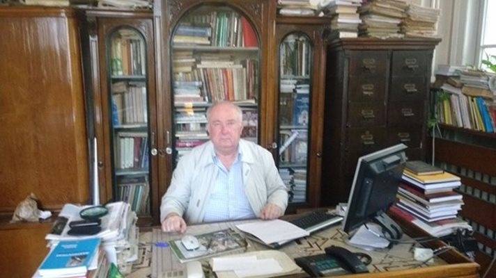 Доц. д-р Христо Темелски изследва задълбочено темата с излекуването на коремната рана на Васил Левски