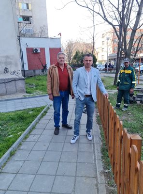 Кметът Иван Стоянов провери оградата на детската площадка.