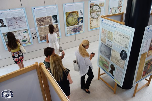 Изложбата се радва на голям брой посетители, които с интерес разглеждат уникалните карти. 
