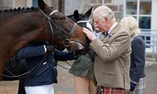 Бивш съветник на кралицата: Чарлз е студен, няма да обикне конете й