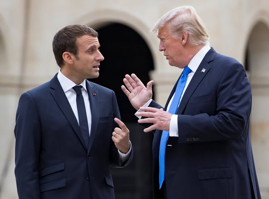 Доналд Тръмп бе посрещнат от френския президент Еманюел Макрон  СНИМКА : Ройтерс