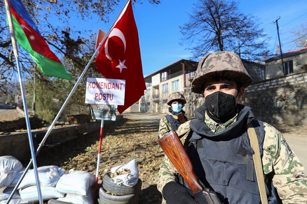 Азерски военен патрулира край знамената на Азербайджан и Турция в Нагорни Карабах.