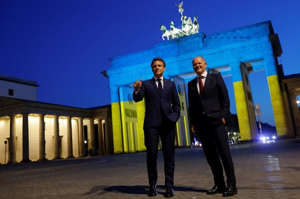 Макрон спази традицията първото посещение зад граница на встъпилия в длъжност френски президент да е в съседна Германия. Там се срещна с канцлера Олаф Шолц (вдясно). 